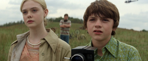 Super 8 - Elle Fanning 'Alice Dainard' con Joel Courtney 'Joe Lamb' in una foto di scena - Photo Credit: Courtesy of Paramount Pictures.
Copyright © 2011 PARAMOUNT PICTURES. All Rights Reserved. - Super 8