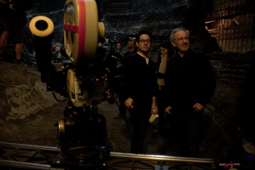 Super 8 - (L to R): il regista J. J. Abrams col produttore Steven Spielberg sul set - Photo Credit: Francois Duhamel.
Copyright © 2011 PARAMOUNT PICTURES. All Rights Reserved. - Super 8
