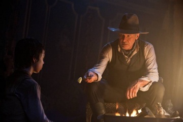 Cowboys & Aliens - (L to R): Noah Ringer 'Emmett' e Harrison Ford 'Colonnello Woodrow Dolarhyde' - Foto di scena - Photo By Zade Rosenthal.
Copyright: © 2011 Universal Studios. ALL RIGHTS RESERVED. - Cowboys and Aliens