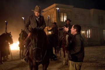 Cowboys & Aliens - (L to R): Harrison Ford 'Colonnello Woodrow Dolarhyde' e il regista Jon Favreau - Foto sul set - Photo By Zade Rosenthal.
Copyright: © 2011 Universal Studios. ALL RIGHTS RESERVED. - Cowboys and Aliens