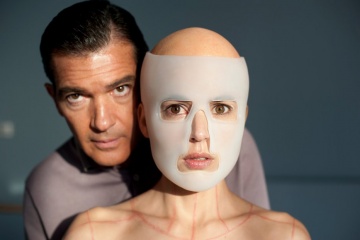 La pelle che abito - Antonio Banderas 'Robert Ledgard' con Elena Anaya 'Vera' in una scena del film - La pelle che abito