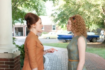 The Help - (L to R): Bryce Dallas Howard 'Hilly Holbrook' e Emma Stone 'Skeeter Phelan' in una foto di scena - The Help