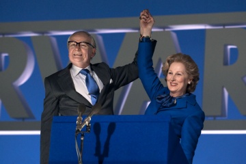 The Iron Lady - Jim Broadbent 'Denis Thatcher' con Meryl Streep 'Margareth 'Maggie' Thatcher' in una foto di scena - The Iron Lady