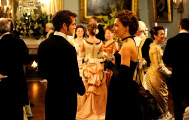 Hysteria - Hugh Dancy 'Dr. Mortimer Granville' con Maggie Gyllenhaal 'Charlotte Dalrymple' in una foto di scena - Hysteria
