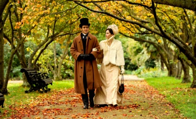 Hysteria - Hugh Dancy 'Dr. Mortimer Granville' con Felicity Jones 'Emily Dalrymple' in una foto di scena - Hysteria