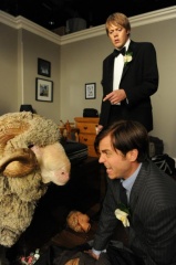 Tre uomini e una pecora - Kevin Bishop 'Graham' e Kris Marshall 'Tom' (in alto) col montone 'Ramsy' in una foto di scena - Tre uomini e una pecora
