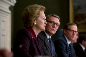 The Iron Lady - Meryl Streep 'Margareth 'Maggie' Thatcher' con Anthony Head 'Geoffrey Howe' (al centro) in una foto di scena - The Iron Lady