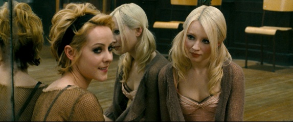 Sucker Punch - (L to R): Jena Malone 'Rocket' e Emily Browning 'Babydoll' in una foto di scena.
Copyright: (C) 2011 WARNER BROS. ENTERTAINENT INC. AND LEGENDARY PICTURES - Sucker Punch