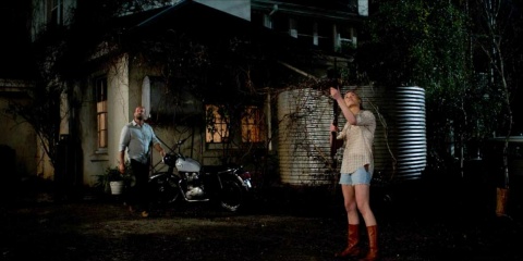 Killer Elite - Jason Statham 'Danny' con Yvonne Strahovski 'Anne' in una foto di scena - Killer Elite