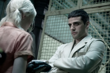 Sucker Punch - Emily Browning 'Babydoll' con Oscar Isaac 'Blue Jones' in una foto di scena.
Copyright: (C) 2011 WARNER BROS. ENTERTAINENT INC. AND LEGENDARY PICTURES - Sucker Punch