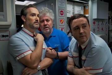 Gli amanti passeggeri - (L to R): Javìer Cámara 'Joserra', il regista Pedro Almodóvar e Carlos Areces 'Fajas' sul set - Gli amanti passeggeri