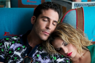 Gli amanti passeggeri - Miguel Angel Silvestre 'Lo sposo' con Laya Martí 'La sposa' in una foto di scena - Gli amanti passeggeri