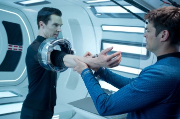 Into Darkness-Star Trek - Benedict Cumberbatch 'John Harrison/Khan' (a sinistra) in una foto di scena - Photo: Zade Rosenthal
© 2013 Paramount Pictures. All Rights Reserved. - Into Darkness - Star Trek