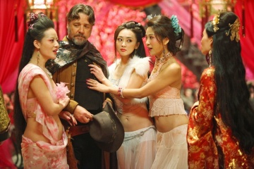 L'uomo con i pugni di ferro - (L to R): Russell Crowe 'Jack Knife', Jamie Chung 'Lady Silk' e Lucy Liu 'Madame Blossom' (ultima a destra) in una foto di scena - L'uomo con i pugni di ferro