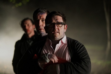 La fine del mondo - Nick Frost 'Andy Knight' e Paddy Considine 'Steven' (dietro) in una foto di scena - La fine del mondo