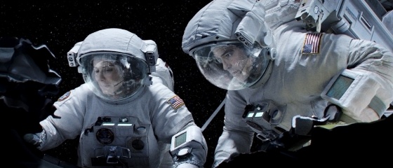 Gravity - Sandra Bullock 'Ryan' con George Clooney 'Matt' in una foto di scena - Photo Credit: Courtesy of Warner Bros. Pictures
© Warner Bros. Pictures Release. - Gravity