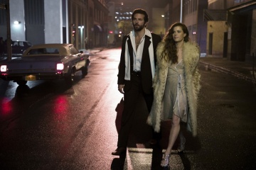 American Hustle-L'apparenza inganna - Bradley Cooper 'Richie DiMaso' con Amy Adams 'Sydney Prosser' in una foto di scena - American Hustle - L'apparenza inganna