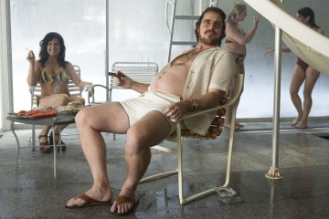 American Hustle-L'apparenza inganna - Christian Bale 'Irving Rosenfeld' in una foto di scena - American Hustle - L'apparenza inganna