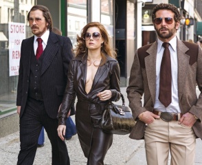 American Hustle-L'apparenza inganna - (L to R): Christian Bale 'Irving Rosenfeld', Amy Adams 'Sydney Prosser' e Bradley Cooper 'Richie DiMaso' in una foto di scena - American Hustle - L'apparenza inganna