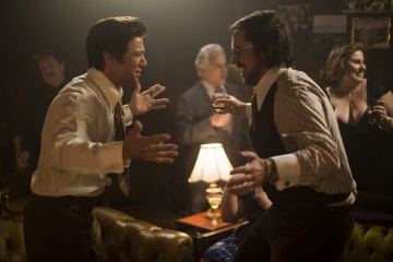 American Hustle-L'apparenza inganna - (L to R): Jeremy Renner 'Carmine Polito' e Christian Bale 'Irving Rosenfeld' in una foto di scena - American Hustle - L'apparenza inganna