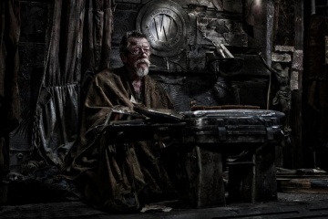 Snowpiercer - John Hurt 'Gilliam' in una foto di scena - Snowpiercer