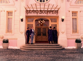 Grand Budapest Hotel - (A sinistra, L to R): Tony Revolori 'Zero Moustafa' e Ralph Fiennes 'M. Gustave' in una foto di scena - Grand Budapest Hotel