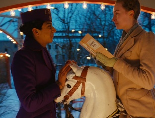 Grand Budapest Hotel - Tony Revolori 'Zero Moustafa' con Saoirse Ronan 'Agatha' in una foto di scena - Grand Budapest Hotel