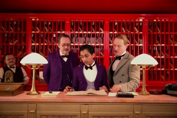 Grand Budapest Hotel - (L to R): Tom Wilkinson 'Autore', Tony Revolori 'Zero Moustafa' ed Owen Wilson 'M. Chuck' in una foto di scena - Grand Budapest Hotel