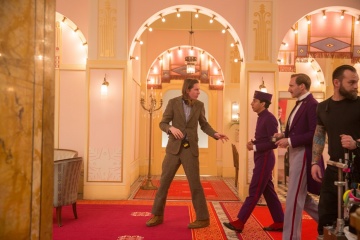 Grand Budapest Hotel - (L to R): il regista Wes Anderson, Tony Revolori 'Zero Moustafa' e Ralph Fiennes 'M. Gustave' sul set - Grand Budapest Hotel