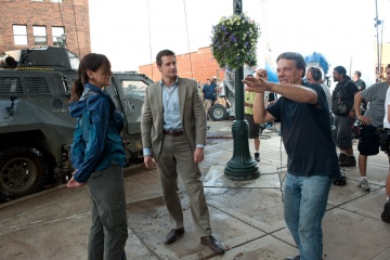 Into the Storm - (L to R): Sarah Wayne Callies 'Allison Stone' e Richard Armitage 'Gary Morris' col regista Steven Quale sul set.
Copyright: © 2014 WARNER BROS. ENTERTAINMENT INC. - - U.S., CANADA, BAHAMAS & BERMUDA AND © 2014 VILLAGE ROADSHOW FILMS (BVI) LIMITED - - ALL OTHER TERRITORIES. ALL RIGHTS RESERVED. - Into the Storm
