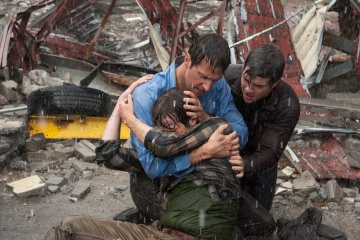 Into the Storm - (L to R): Max Deacon 'Donnie' (in basso), Richard Armitage 'Gary Morris' e Nathan Kress 'Trey' in una foto di scena - Photo Credit: Ron Phillips.
Copyright: © 2014 WARNER BROS. ENTERTAINMENT INC. - - U.S., CANADA, BAHAMAS & BERMUDA AND © 2014 VILLAGE ROADSHOW FILMS (BVI) LIMITED - - ALL OTHER TERRITORIES. ALL RIGHTS RESERVED. - Into the Storm