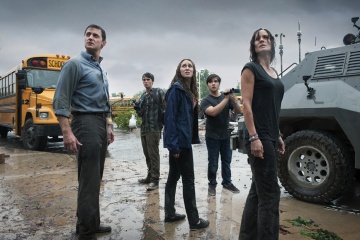 Into the Storm - (L to R): Richard Armitage 'Gary Morris', Max Deacon 'Donnie', Alycia Debnam Carey 'Kaitlyn', Nathan Kress 'Trey' e Sarah Wayne Callies 'Allison Stone' in una foto di scena - Photo Credit: Ron Phillips.
Copyright: © 2014 WARNER BROS. ENTERTAINMENT INC. - - U.S., CANADA, BAHAMAS & BERMUDA AND © 2014 VILLAGE ROADSHOW FILMS (BVI) LIMITED - - ALL OTHER TERRITORIES. ALL RIGHTS RESERVED. - Into the Storm