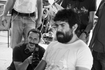 Senza nessuna pietà - (L to R): il regista Michele Alhaique con Pierfrancesco Favino 'Mimmo' sul set - Senza nessuna pietà