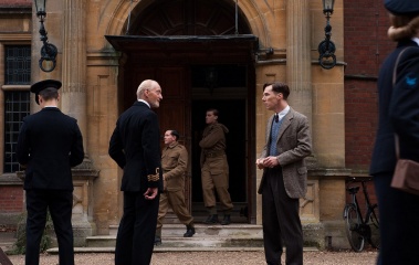 The Imitation Game - (L to R): Charles Dance 'Comandante Denniston' e Benedict Cumberbatch 'Alan Turing' in una foto di scena - The Imitation Game