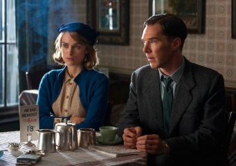 The Imitation Game - Keira Knightley 'Joan Clarke' con Benedict Cumberbatch 'Alan Turing' in una foto di scena - The Imitation Game
