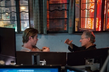 Blackhat - (L to R): Chris Hemsworth 'Nicholas Hathaway' col regista Michael Mann sul set - Blackhat