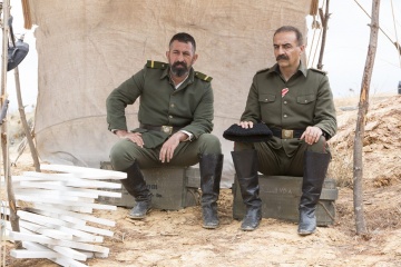 The Water Diviner - (L to R): Cem Yilmaz 'Jemal' e Yilmaz Erdogan 'Maggiore Hasan' in una foto di scena - The Water Diviner