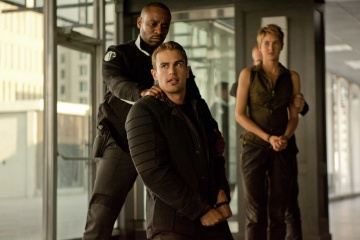 The Divergent Series: Insurgent - (L to R): Mekhi Phifer 'Max', Theo James 'Tobias (Quattro) Eaton' e Shailene Woodley 'Beatrice (Tris) Prior' in una foto di scena - The Divergent Series: Insurgent