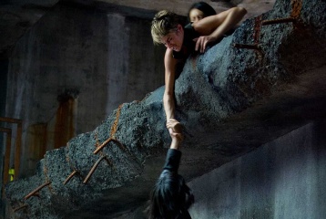 The Divergent Series: Insurgent - Shailene Woodley 'Beatrice (Tris) Prior' e Zoë Kravitz 'Christina' (appesa) in una foto di scena - The Divergent Series: Insurgent
