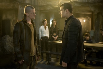 The Divergent Series: Insurgent - (L to R): Jonny Weston 'Edgar' e Theo James 'Tobias (Quattro) Eaton' in una foto di scena - The Divergent Series: Insurgent