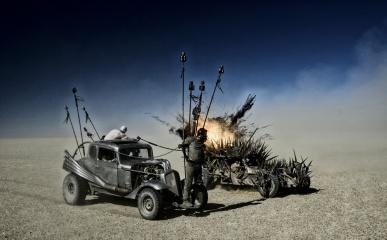 Mad Max: Fury Road - Foto di scena - Photo Credit: Jasin Boland.
Copyright: © 2015 WV FILMS IV LLC AND RATPAC-DUNE ENTERTAINMENT LLC - U.S., CANADA, BAHAMAS & BERMUDA © 2015 VILLAGE ROADSHOW FILMS (BVI) LIMITED - ALL OTHER TERRITORIES - Mad Max: Fury Road