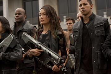 The Divergent Series: Insurgent - Maggie Q 'Tori Wu' con Keiynan Lonsdale 'Uriah' in una foto di scena - The Divergent Series: Insurgent