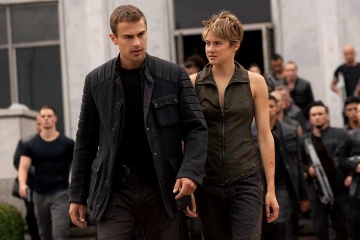 The Divergent Series: Insurgent - Theo James 'Tobias (Quattro) Eaton' con Shailene Woodley 'Beatrice (Tris) Prior' in una foto di scena - The Divergent Series: Insurgent