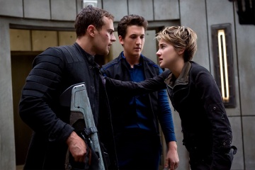 The Divergent Series: Insurgent - (L to R): Theo James 'Tobias (Quattro) Eaton', Miles Teller 'Peter Hayes' e Shailene Woodley 'Beatrice (Tris) Prior' in una foto di scena - The Divergent Series: Insurgent