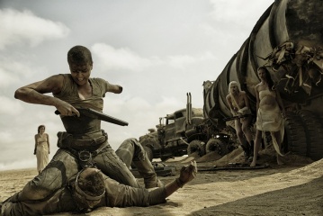 Mad Max: Fury Road - (L to R): Riley Keough 'Capable', Charlize Theron 'Furiosa' (in primo piano), Abbey Lee 'Dag' e Courtney Eaton 'Fragile' in una foto di scena - Photo Credit: Jasin Boland.
Copyright: © 2015 WV FILMS IV LLC AND RATPAC-DUNE ENTERTAINMENT LLC - U.S., CANADA, BAHAMAS & BERMUDA © 2015 VILLAGE ROADSHOW FILMS (BVI) LIMITED - ALL OTHER TERRITORIES - Mad Max: Fury Road