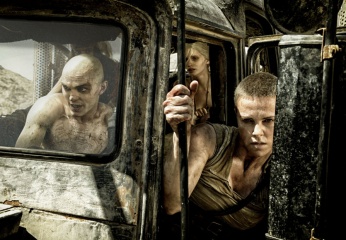 Mad Max: Fury Road - (L to R): Nicholas Hoult 'Nux', Abbey Lee 'Dag' e Charlize Theron 'Furiosa' in una foto di scena - Photo Credit: Jasin Boland.
Copyright: © 2015 WV FILMS IV LLC AND RATPAC-DUNE ENTERTAINMENT LLC - U.S., CANADA, BAHAMAS & BERMUDA © 2015 VILLAGE ROADSHOW FILMS (BVI) LIMITED - ALL OTHER TERRITORIES - Mad Max: Fury Road