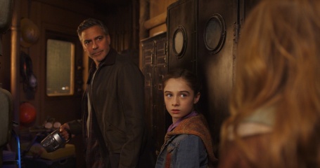 Tomorrowland-Il mondo di domani - George Clooney 'Frank Walker' con Raffey Cassidy 'Athena' in una foto di scena - Tomorrowland - Il mondo di domani