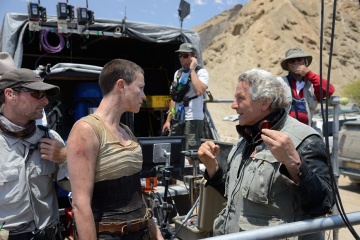 Mad Max: Fury Road - (L to R): Charlize Theron 'Furiosa' col regista George Miller sul set - Photo Credit: Jasin Boland.
Copyright: © 2015 WV FILMS IV LLC AND RATPAC-DUNE ENTERTAINMENT LLC - U.S., CANADA, BAHAMAS & BERMUDA © 2015 VILLAGE ROADSHOW FILMS (BVI) LIMITED - ALL OTHER TERRITORIES - Mad Max: Fury Road