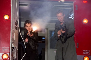 Terminator: Genisys - Emilia Clarke 'Sarah Connor' con Jai Courtney 'Kyle Reese' in una foto di scena - Terminator: Genisys
