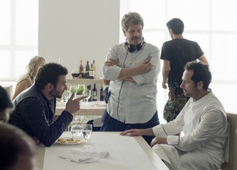 Il sapore del successo - (L to R): Bradley Cooper 'Adam Jones', il regista John Wells e Matthew Rhys 'Reece' sul set - Il sapore del successo